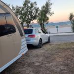 Wohnwagen an der Küste von Spanien